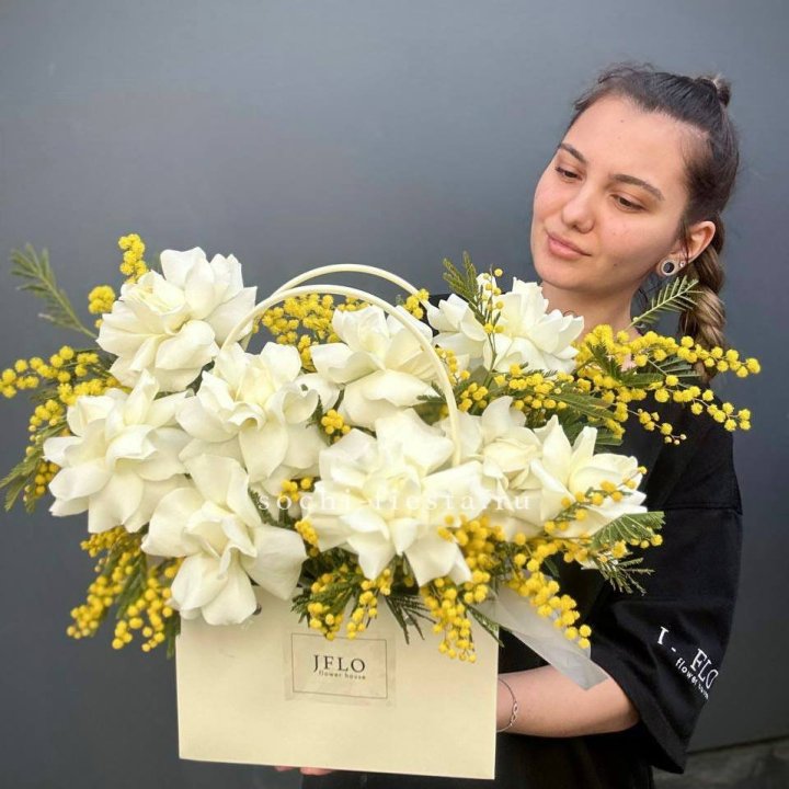 Французские Розы и мимоза  в сумочке  в Шахтах