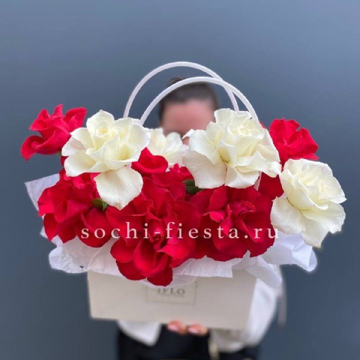 Сумочка  красных и белых роз в Шахтах