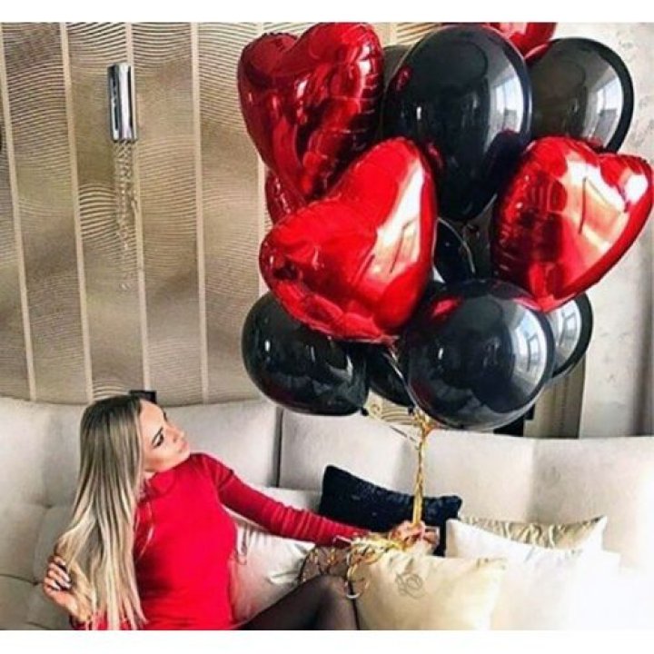 Фонтан из красных сердец с чёрными шарами  в Шахтах