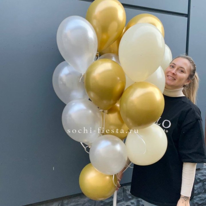 Облако шаров из белого и золотого оттенков в Шахтах