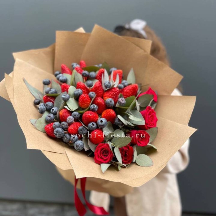Клубника и голубика с цветами в Шахтах