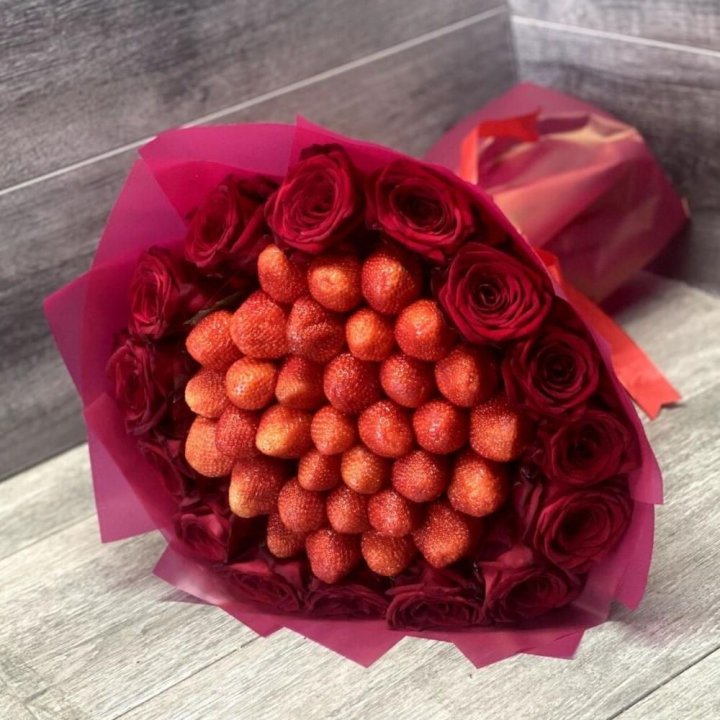 Клубничный букет с розами в Шахтах