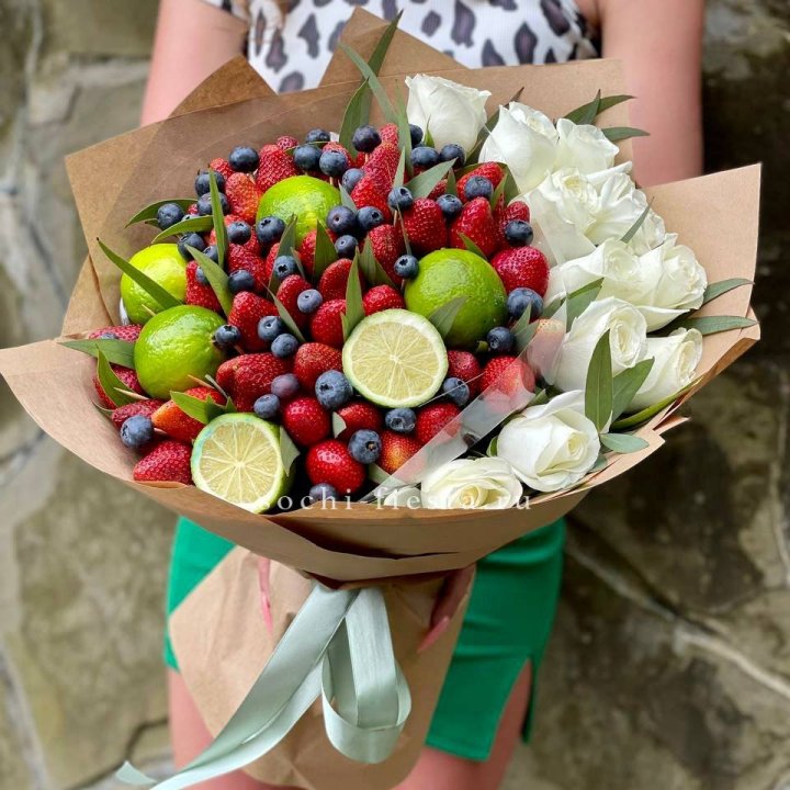 Ягодно-цитрусовый букет с розами в Шахтах