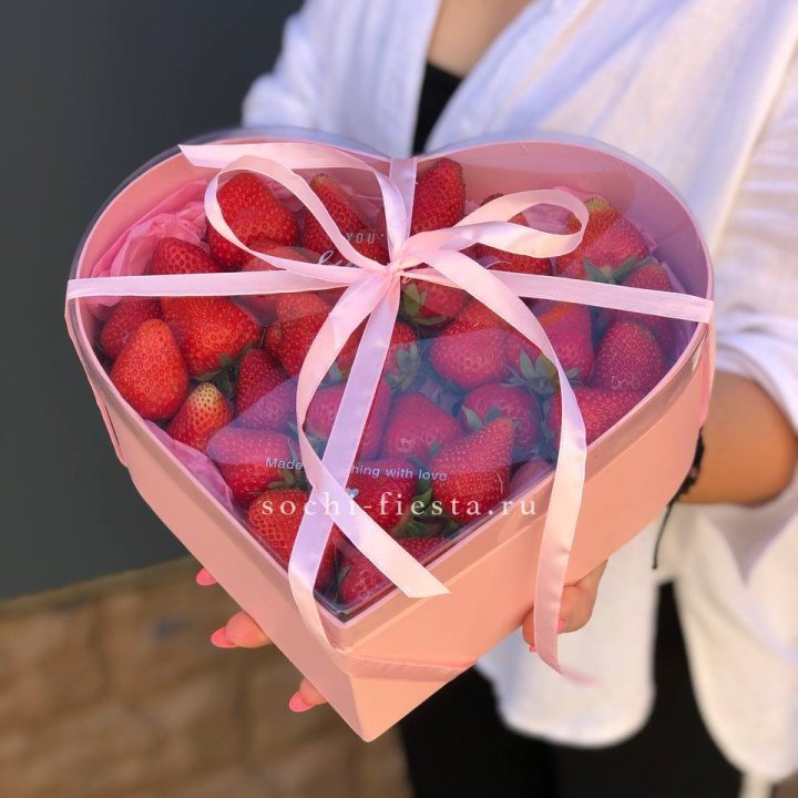 Коробочка сердце  с клубникой в Шахтах