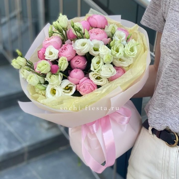 Букет кустовых роз с эустомой в Шахтах