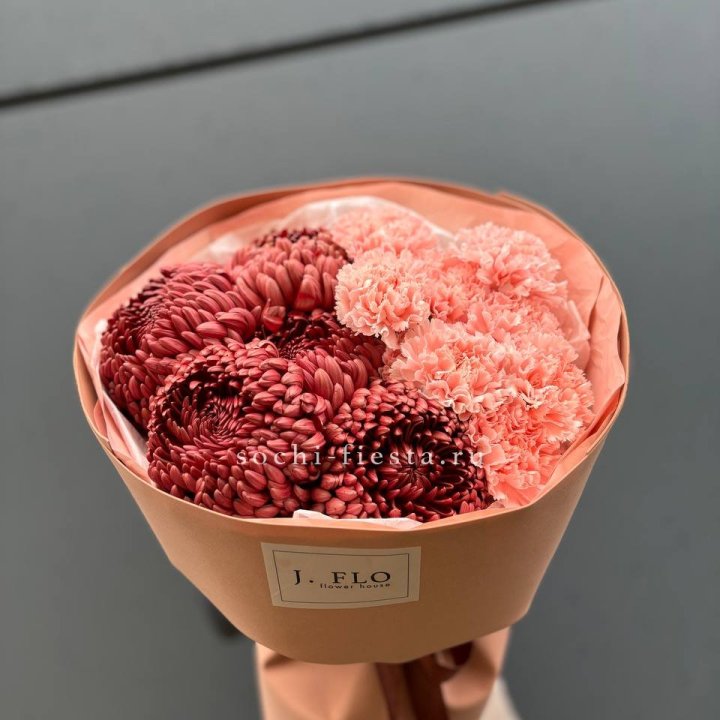 Букет хризантем и диантусов  в Шахтах