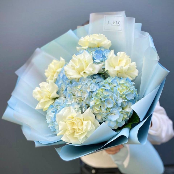  Букет из голубых гортензий и роз  в Шахтах