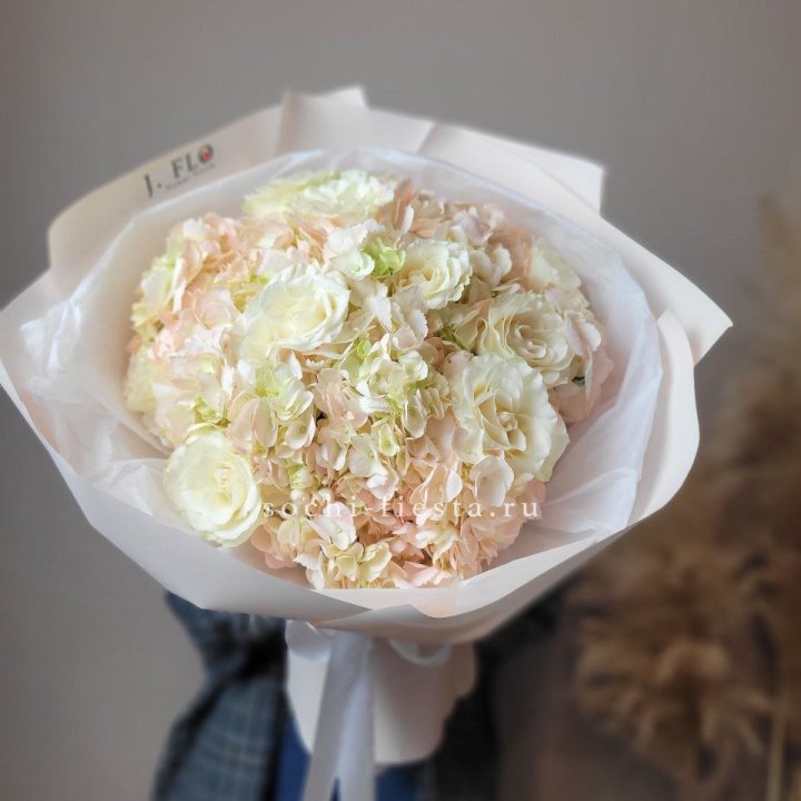 Букет гортензии и роз  в Шахтах