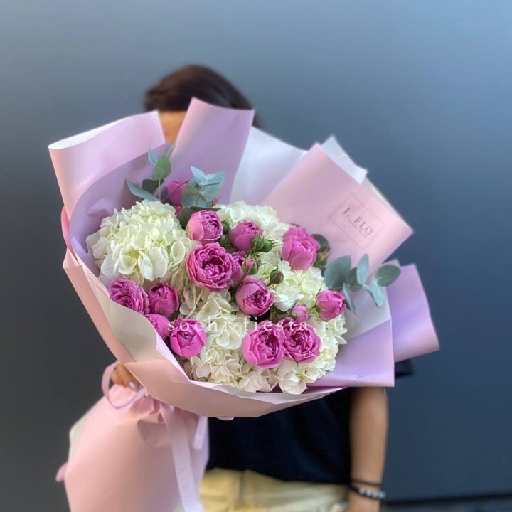 Букет белых гортензий и пионовидных роз  в Шахтах