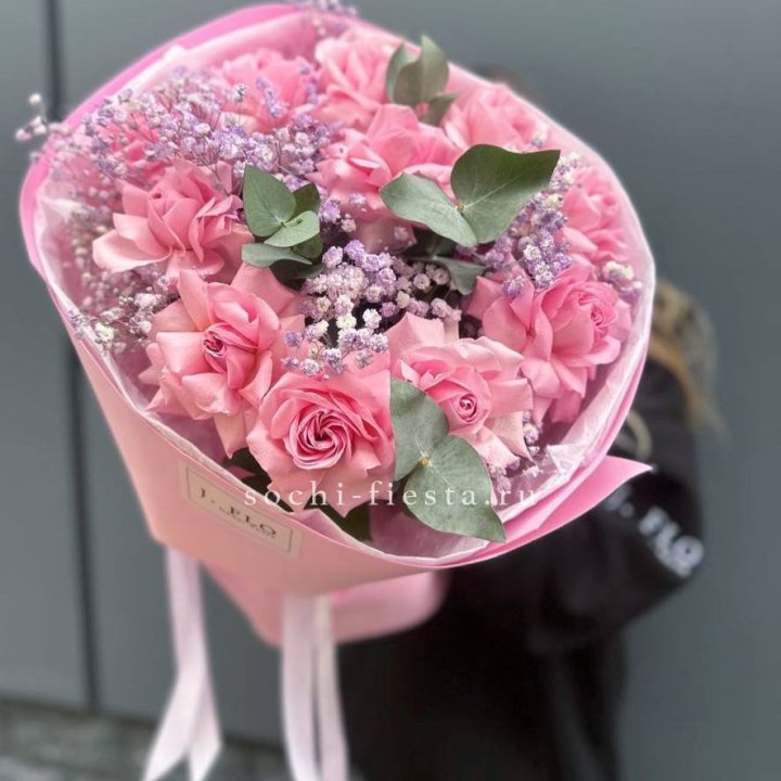 Розовые французские розы с гипсофилой в Шахтах