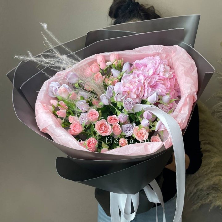  Букет гортензии и роз "Саперави" в Шахтах