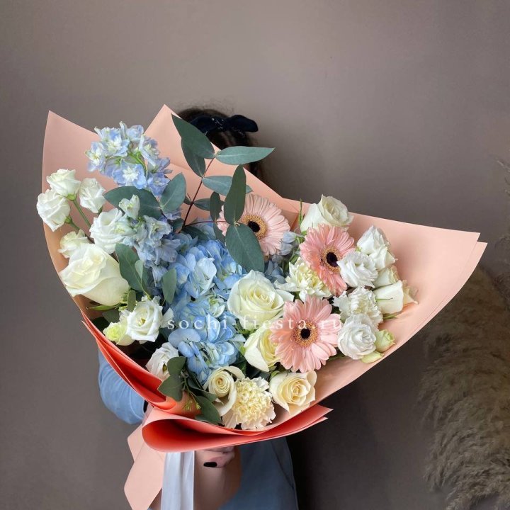  Букет гортензии и роз "Валенсия" в Шахтах