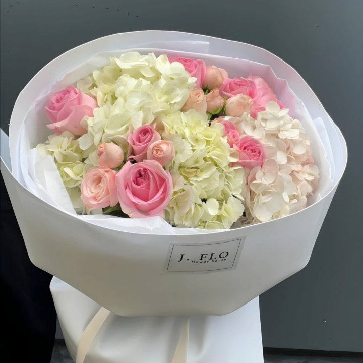  Букет гортензии и роз  "Тиамо" в Шахтах