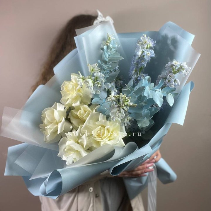 Букет из белых французских роз и дельфиниума в Шахтах