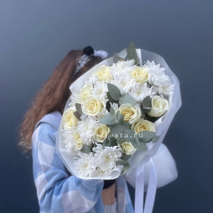  Букет белых роз с хризантемой  в Шахтах