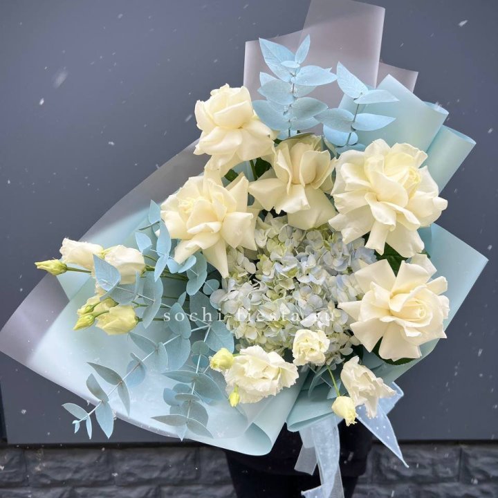 Букет с гортензией и белыми французскими розами в Шахтах