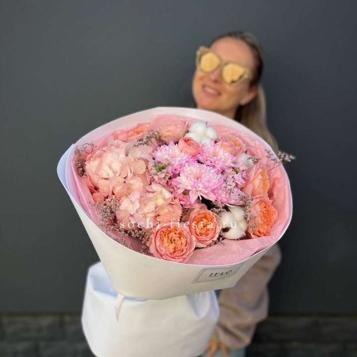 Букет гортензии и кустовых роз  в Шахтах