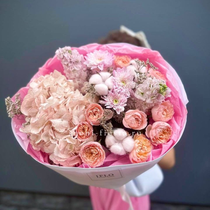 Букет гортензии и кустовых роз "Абрассо" в Шахтах