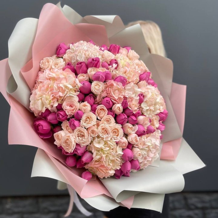 Букет кустовые розы и гортензия в Шахтах