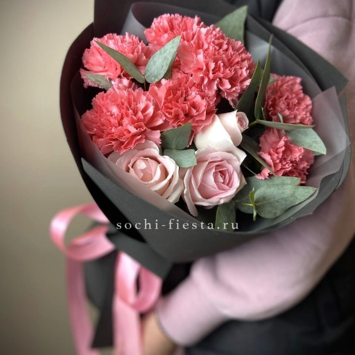 Букет из роз и диантусов "Пенелопа" в Шахтах