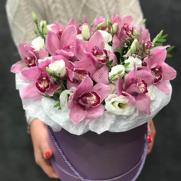 Орхидея и эустома в шляпной коробке в Шахтах