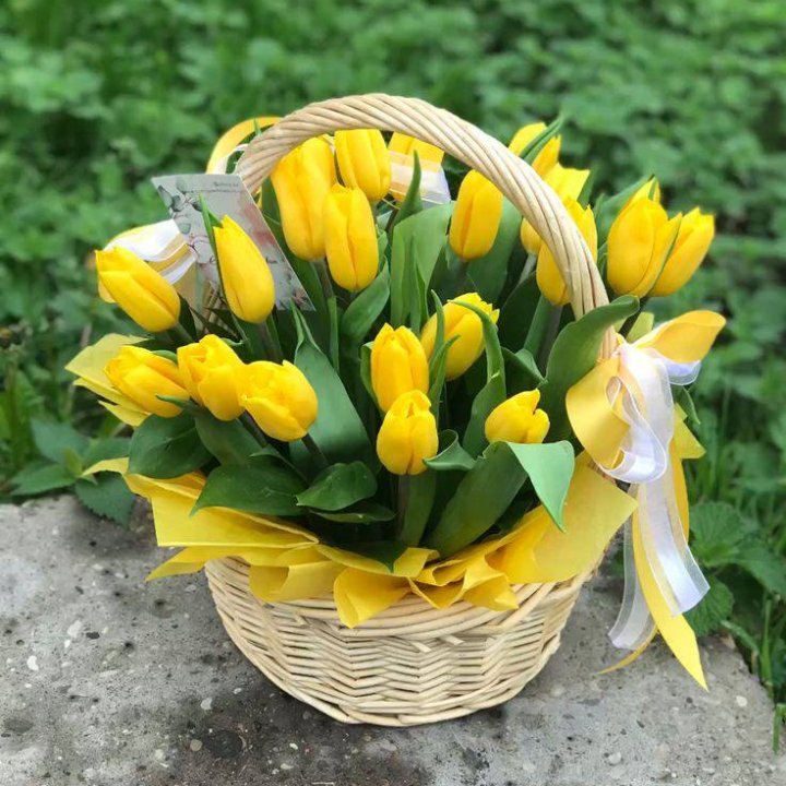 25 желтых тюльпанов в корзине в Шахтах