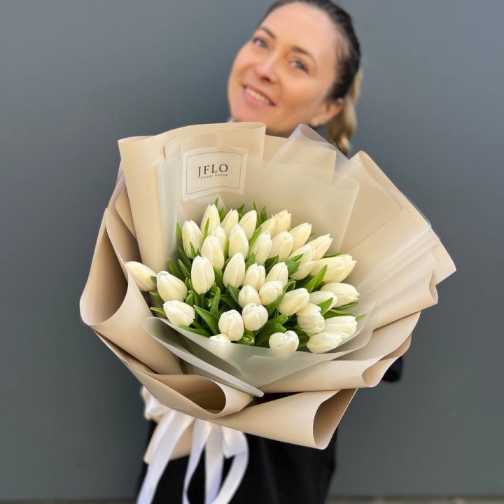 35 белых тюльпанов в Шахтах