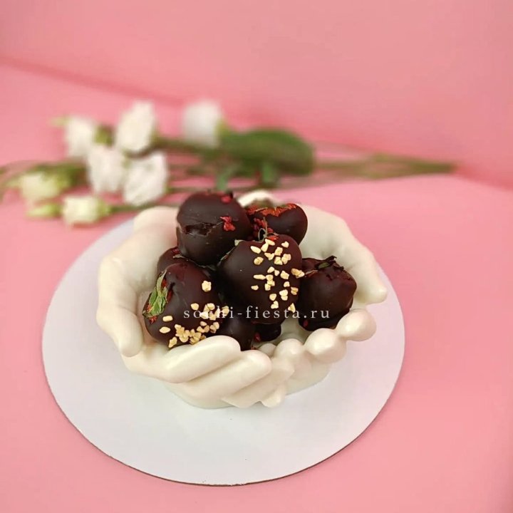 Клубника в шоколаде на шоколадных ладонях  в Шахтах