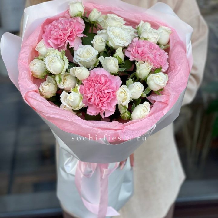 Букет розы с диантусами "Блэш" в Шахтах