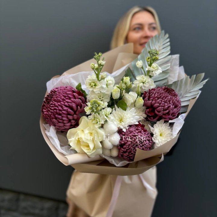 Хризантемы с маттиолой розами эустомой Чика в Шахтах