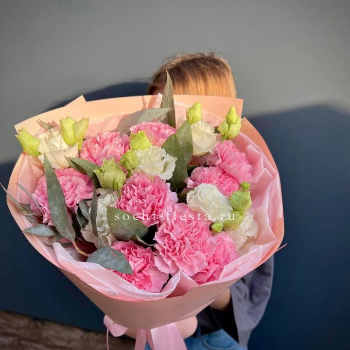 Букет гвоздик и  эустом "Сири" в Шахтах