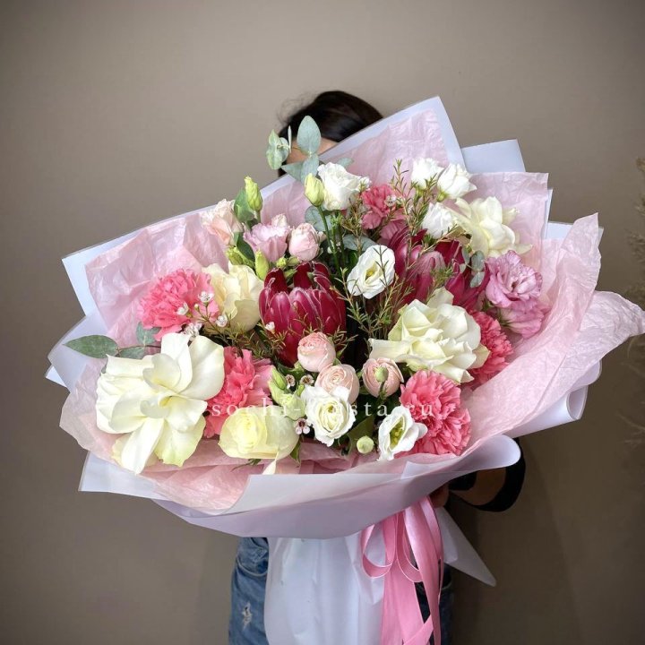 Букет с протеей, розами "Элеонора" в Шахтах