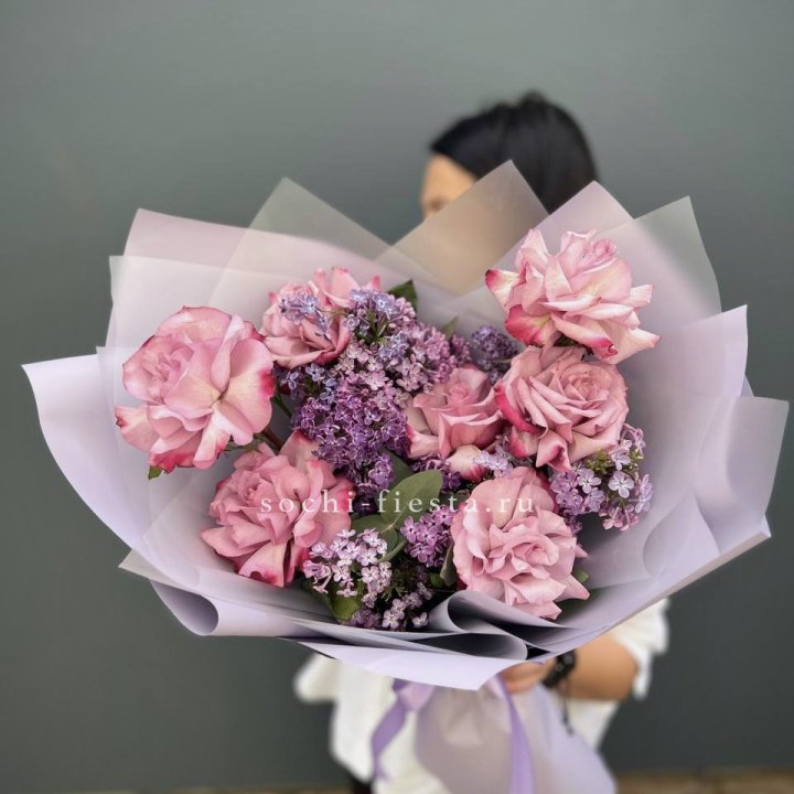 Букет из розовых роз и сирени в Шахтах