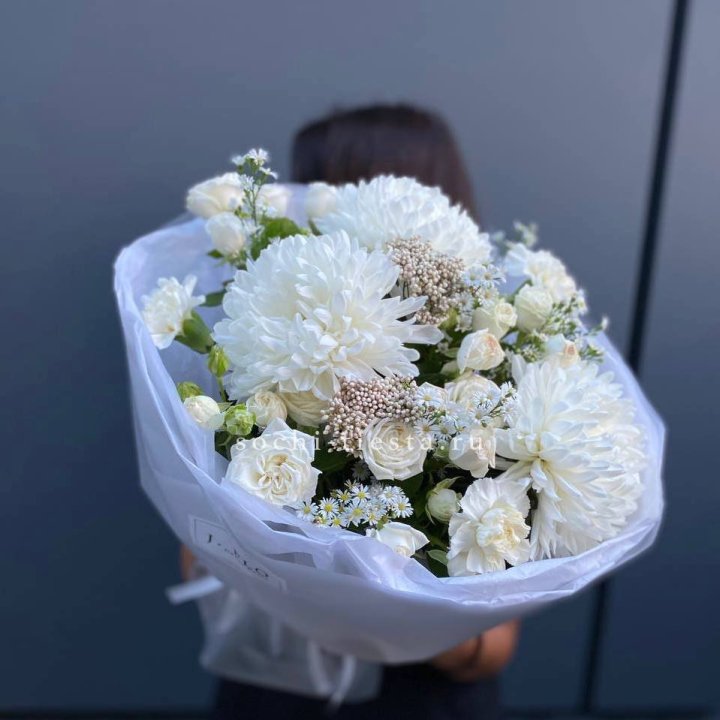 Букет хризантем и роз вайт шотс в Шахтах