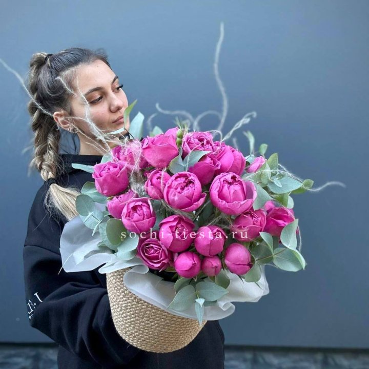 Пионовидные розы  в джутовом кашпо  в Шахтах