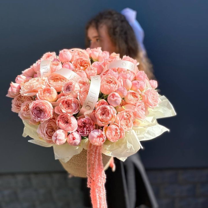 Кустовые розы Джульетта в джутовом кашпо в Шахтах