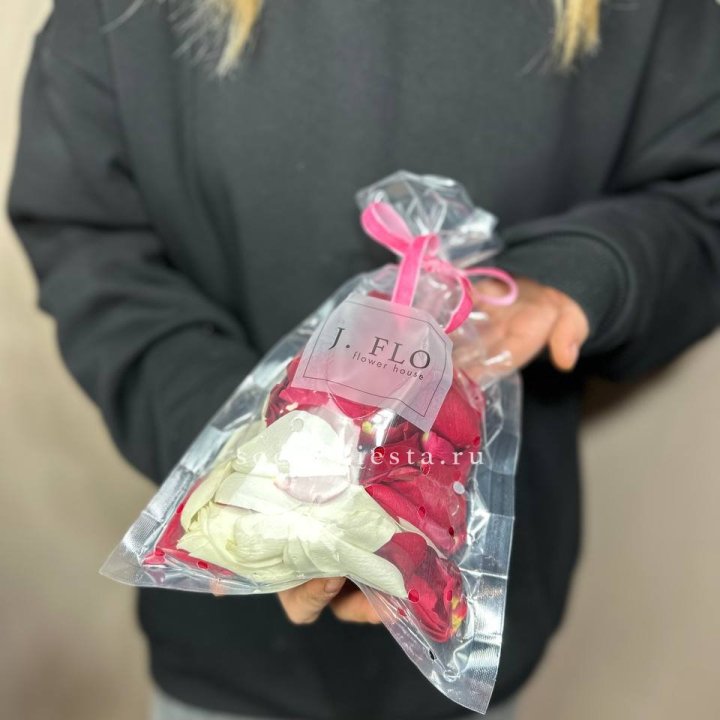 Лепестки роз в Шахтах