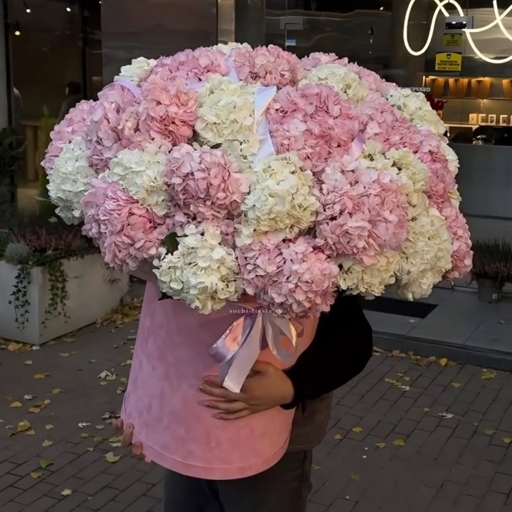 Дизайнерский цилиндр с гортензиями  в Шахтах