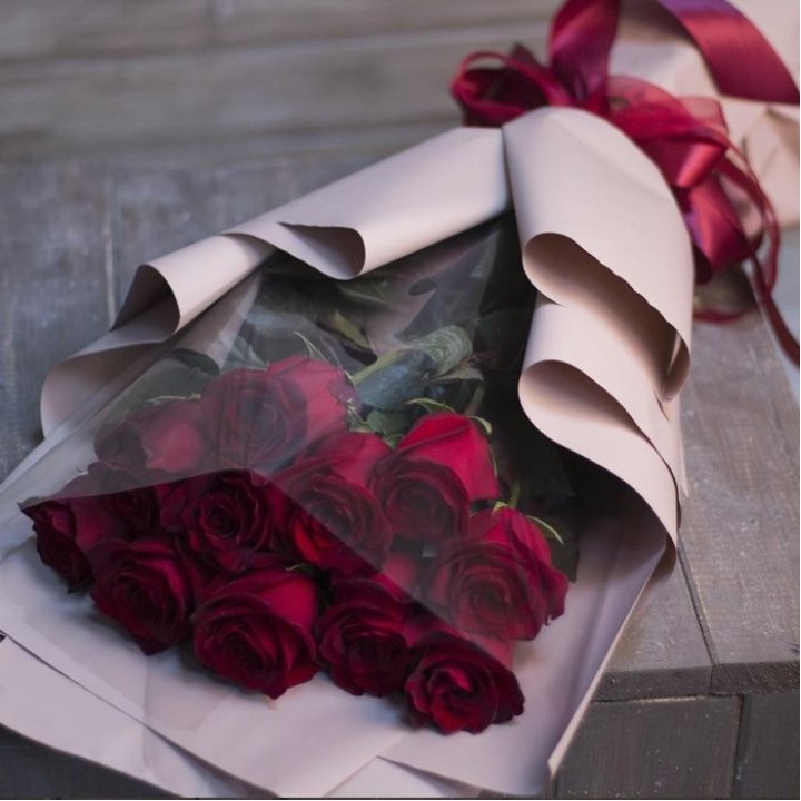 11 голландских роз в оформлении в Шахтах