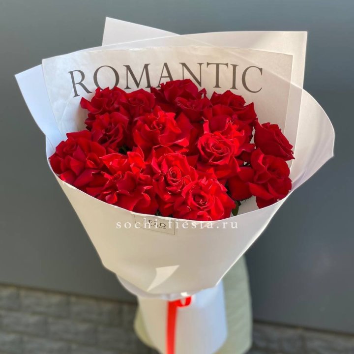 19 высоких роз в оформлении в Шахтах