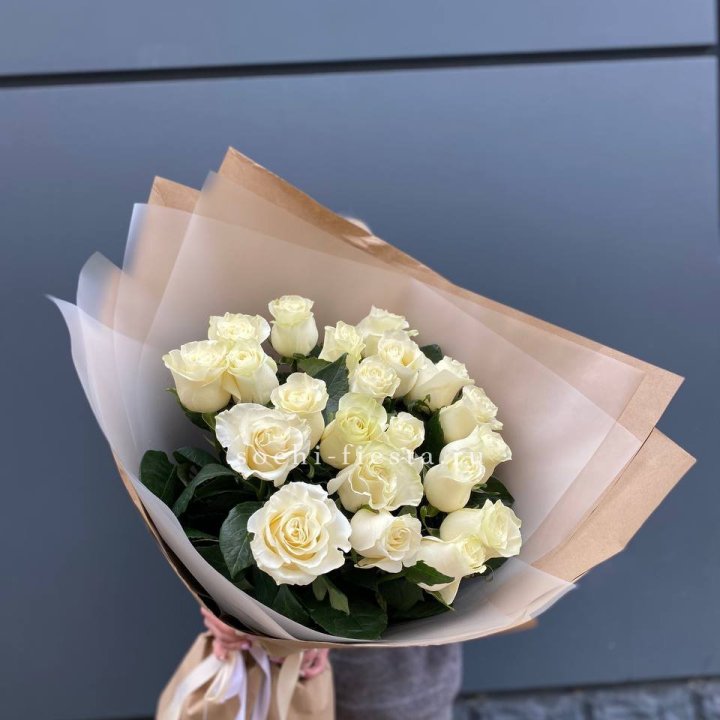  Букет  высоких белых роз   с доставкой в Шахтах