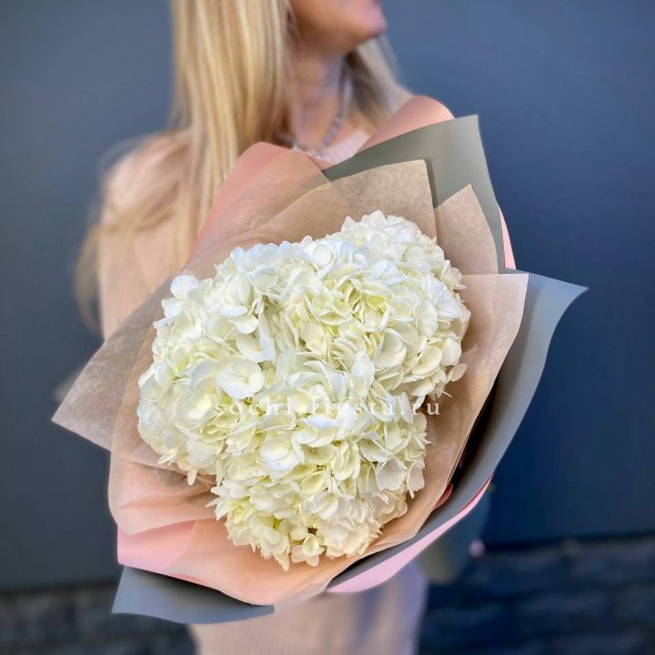 Букет из трёх белых гортензий в Шахтах