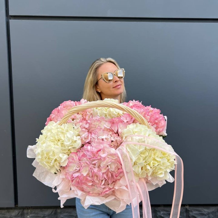 7 гортензий в корзине с доставкой в Шахтах