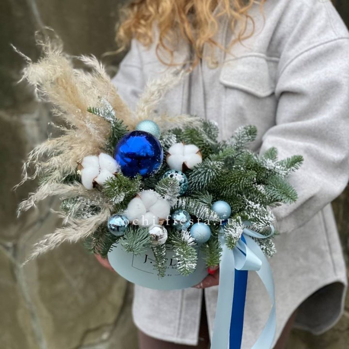 Новогодняя композиция в коробке блю в Шахтах