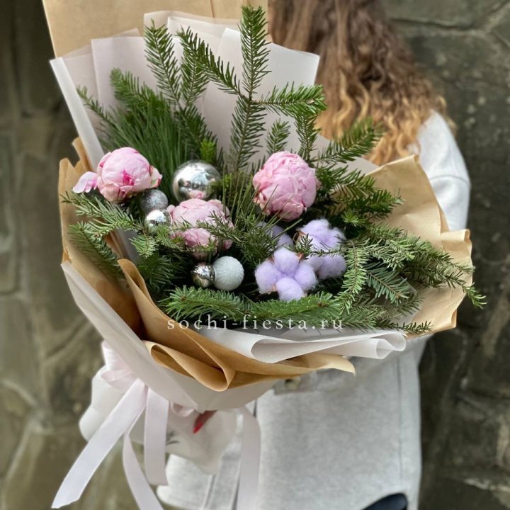 Новогодний букет с пионами  в Шахтах