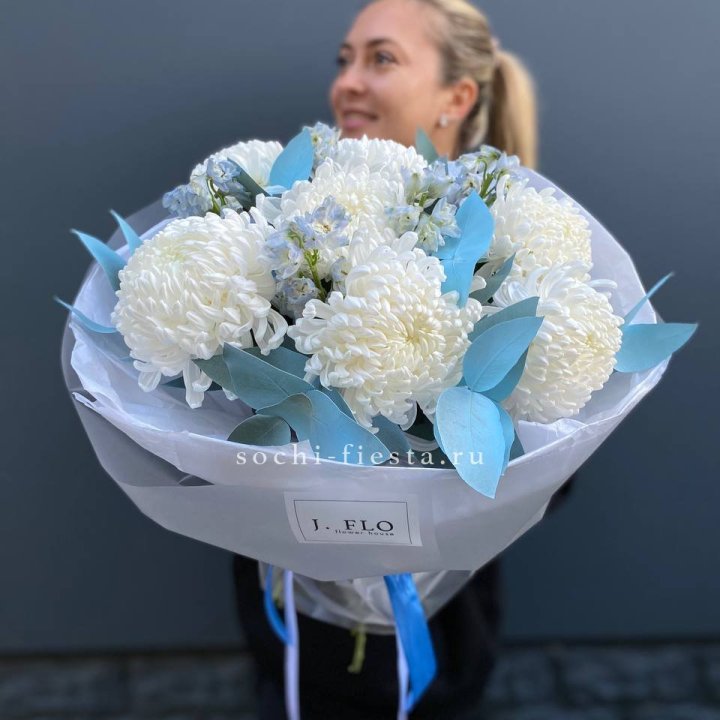 Букет хризантем Бигуди и дельфиниума  в Шахтах