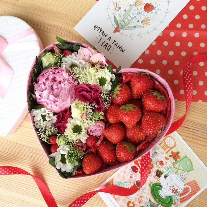 Бокс с клубникой и цветами в Шахтах