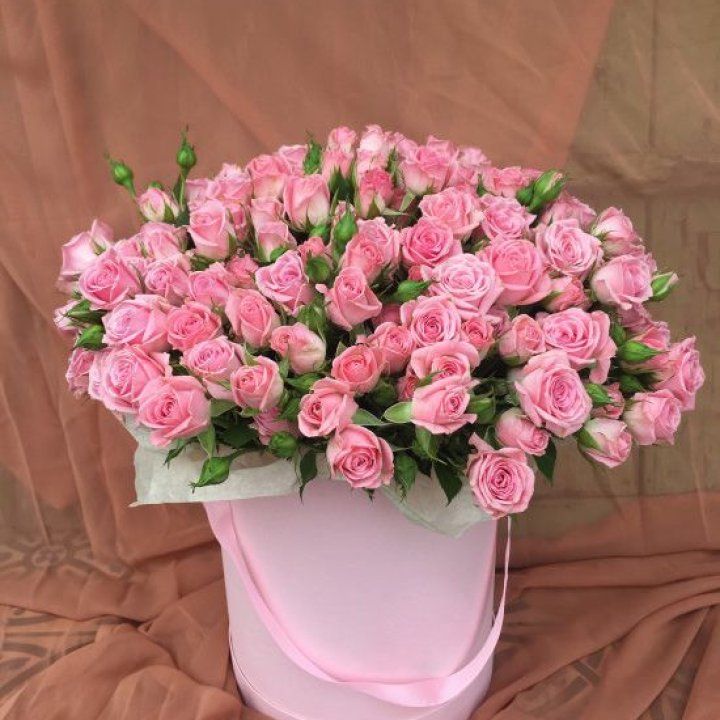 Кустовые розы в коробке в Шахтах