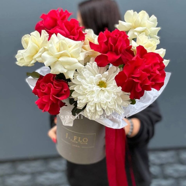 Французские розы с хризантемой в боксе в Шахтах