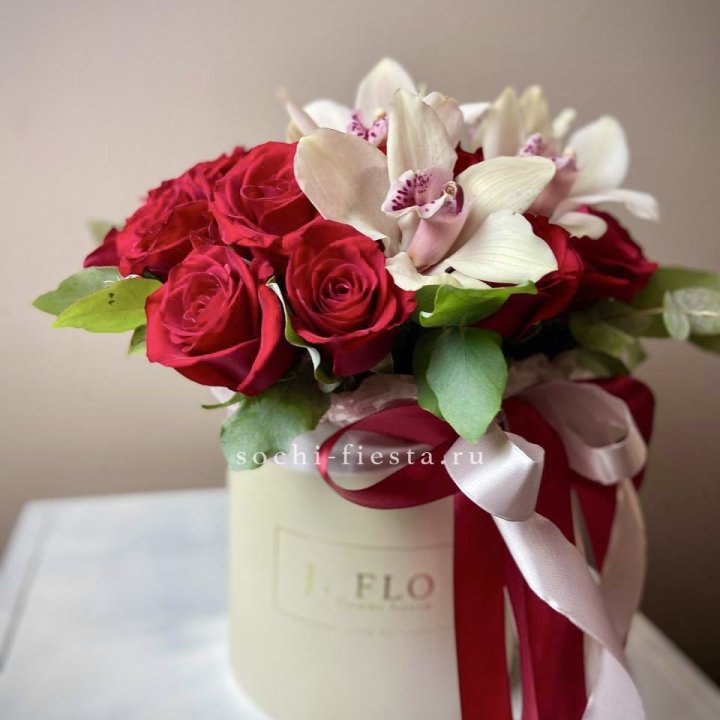 Розы и орхидеи в боксе в Шахтах